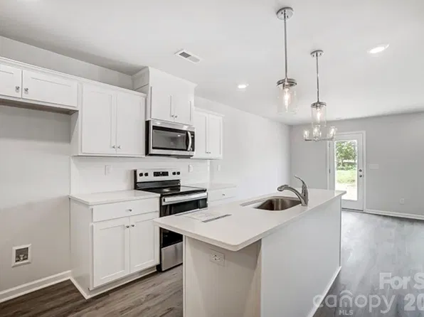 1320 Yadkin St, Statesville, NC 28677