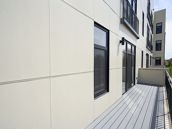 2nd image of 920 E 43rd St #205