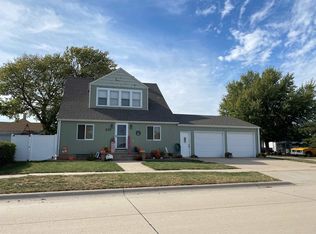 210 S Sycamore St, Blue Hill, NE 68930