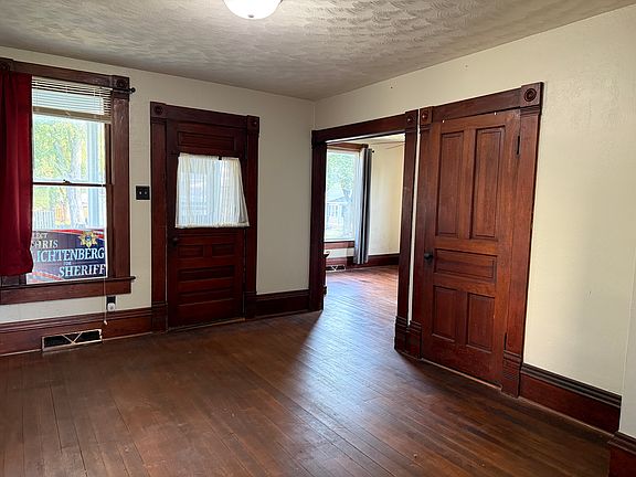 5th image of 109 W Elm St