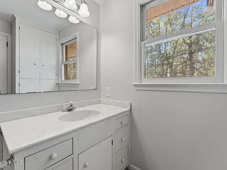 225 Arbutus Rd — Photo 34