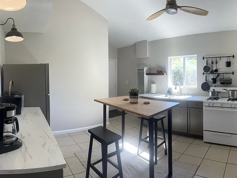 635 3/4 Hanson Ln — Photo 5