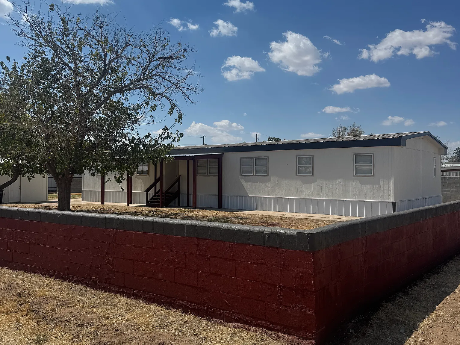 4 bed, $2,400 — Photo 1