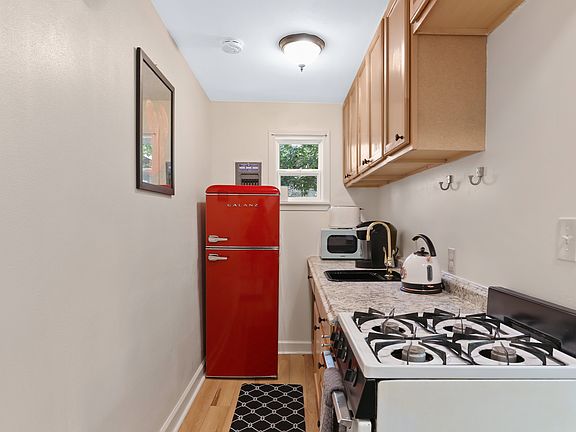 4th image of 1124 Jackson Ave #3