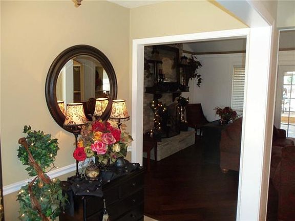 3rd image of 20 Oak Cir