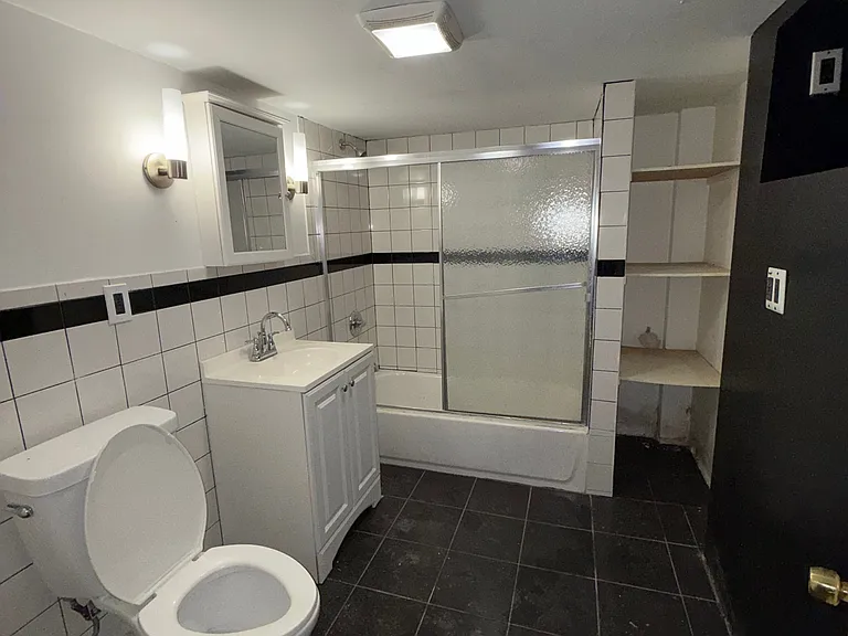 450 Rutherford Ave — Photo 4