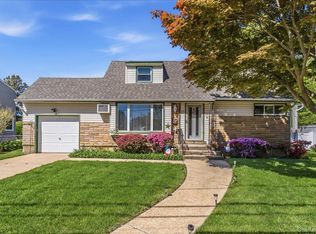 28 Linwood Place, Massapequa Park, NY 11762