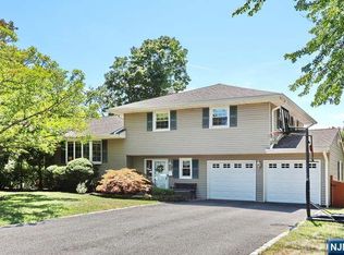 19 Lake Dr, Westwood, NJ 07675