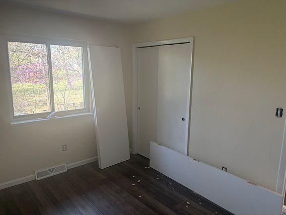 5th image of 121 W 1st St