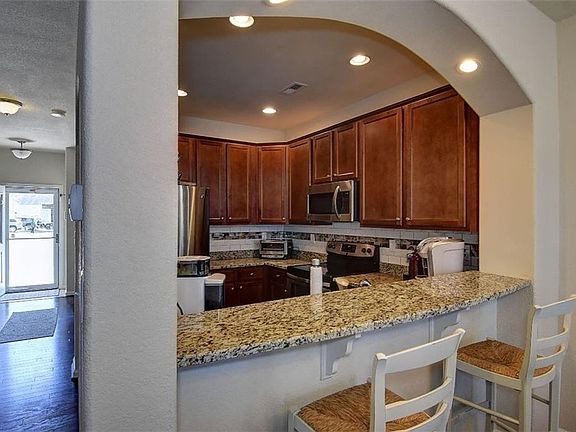 4th image of 713 Valentine Ln
