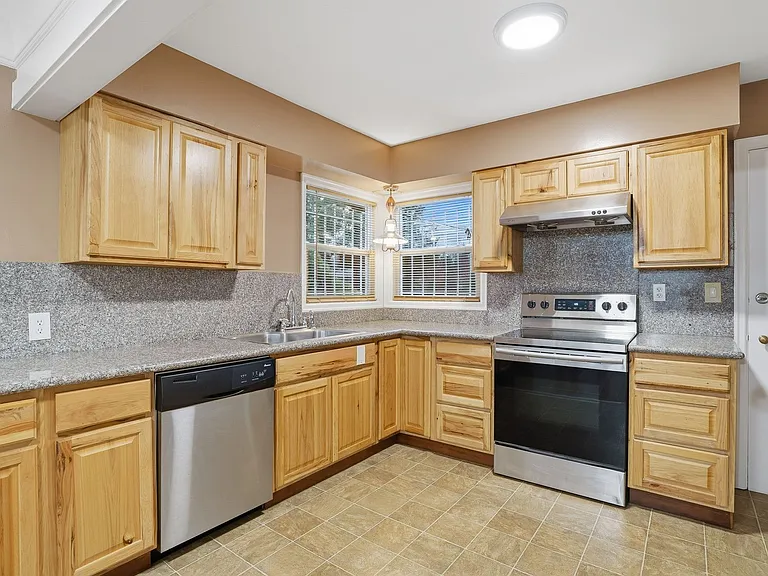 12218 SE Sherman St — Photo 7