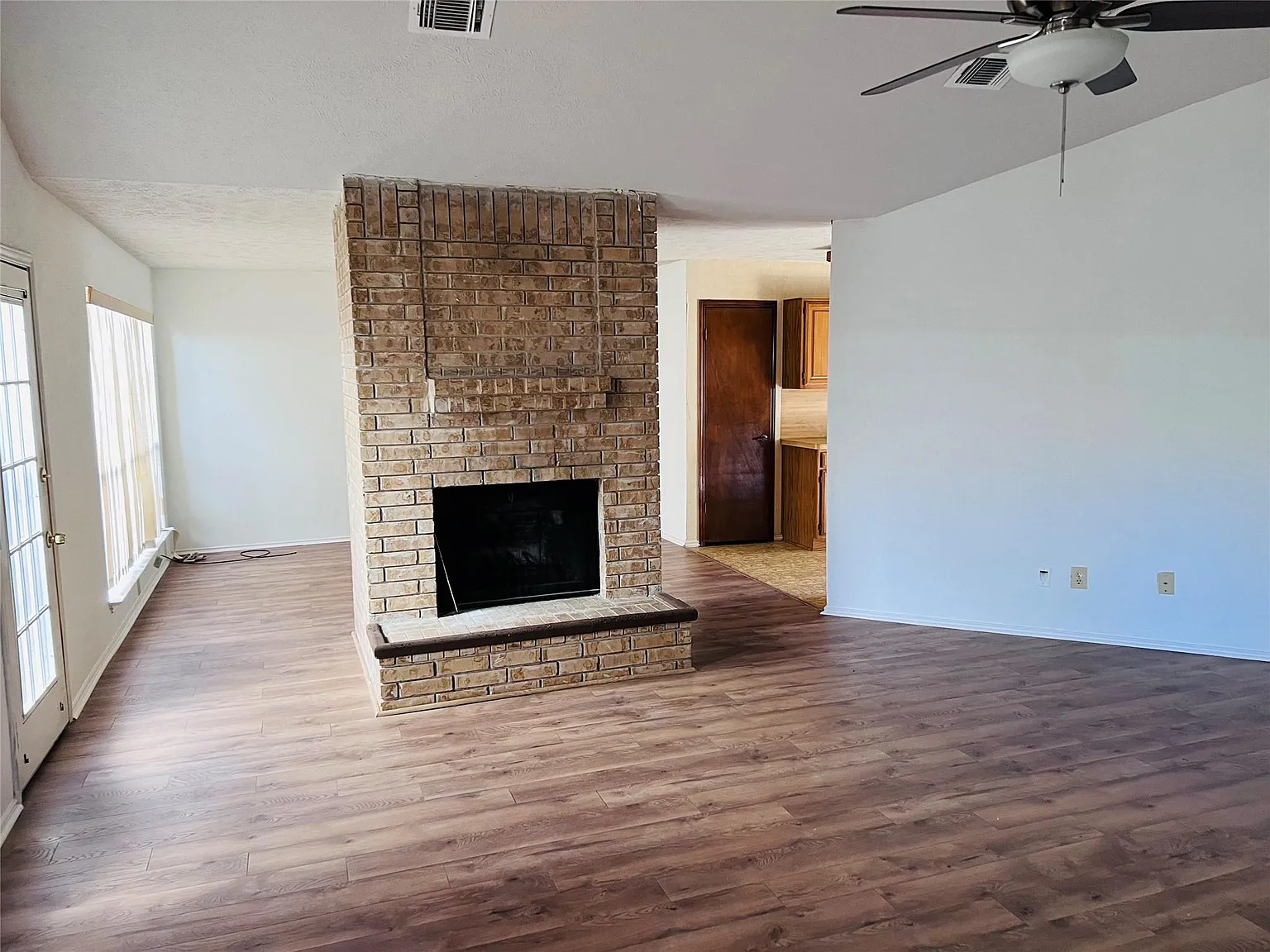 3 bed, 2.0 bath, 1565 sqft, $1,890 — Photo 2