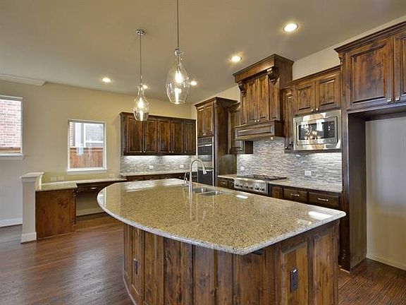 2nd image of 912 Saratoga Way