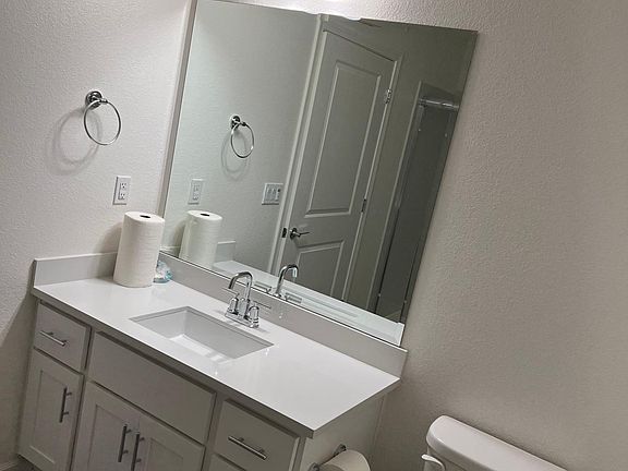 bathroom (1st floor)