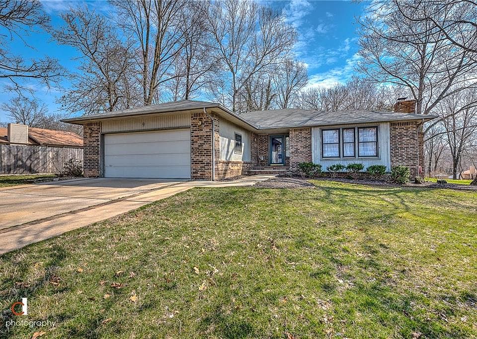 1st image of 9 Scarborough Ln