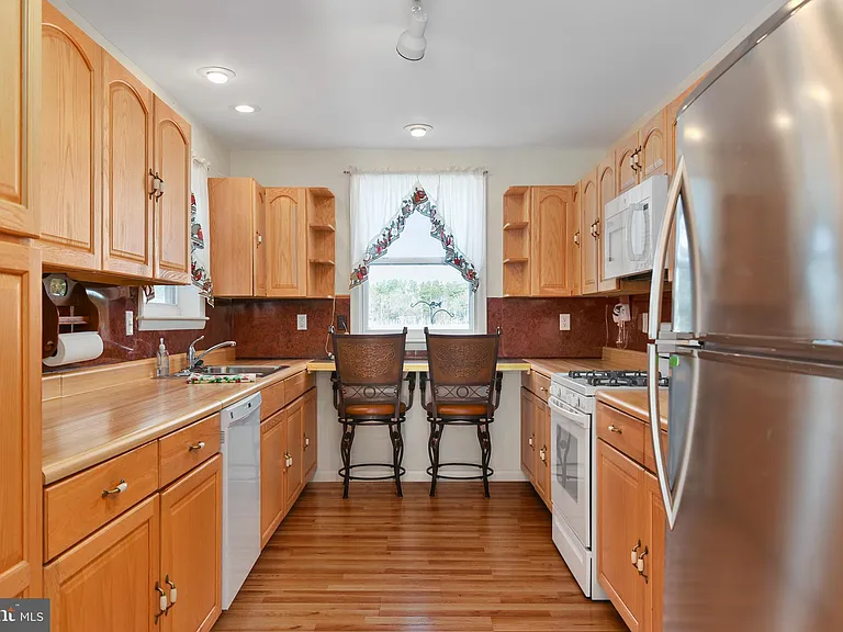 105 Dogwood Dr — Photo 2