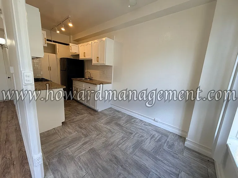 Wilshire Mediterranean Apartments — Photo 18
