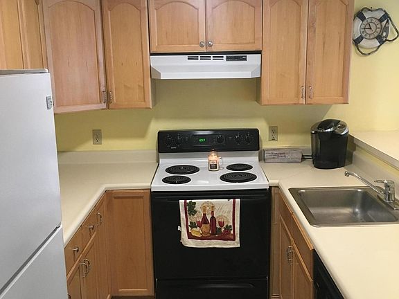 4th image of 202 Hamilton Ave Unit 10