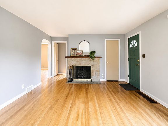 5th image of 929 Center St