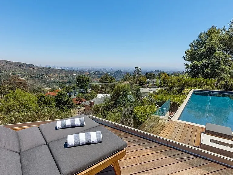 2528 Westridge Rd — Photo 3