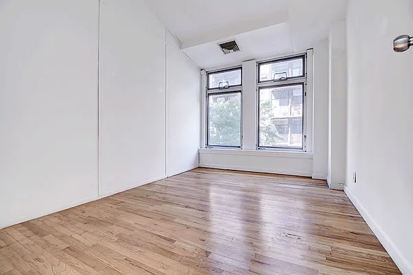 Rented by Urbane Brokerage | media 50