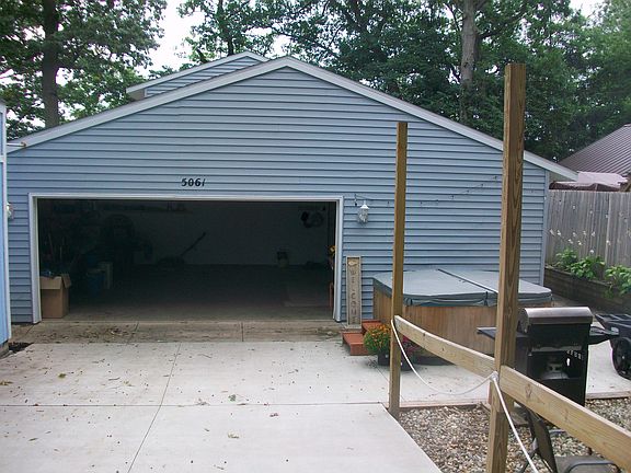 4th image of 5061 N Shore Dr