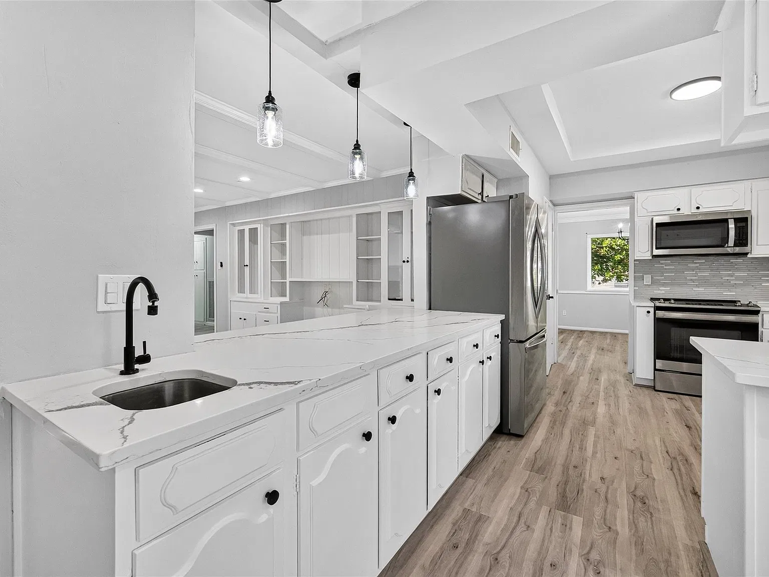 5 bed, 3.5 bath, 2728 sqft, $3,950 — Photo 3