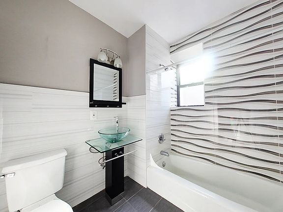 4th image of 1540 Sterling Pl #26