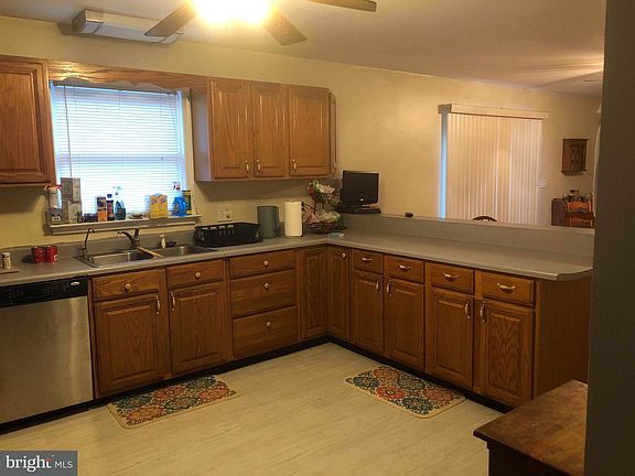 4th image of 301 Hickory Ln