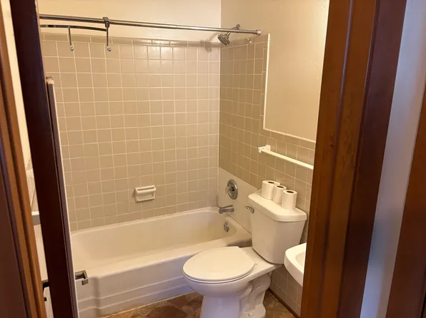 315 Prospect Ave APT 5, Hartland, WI 53029