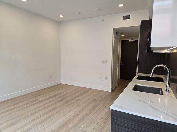 4th image of 333 Carrall St #302