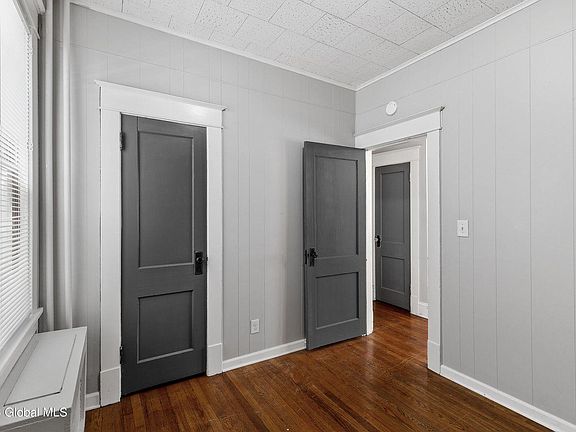 4th image of 19 Glenwood St Floor 1