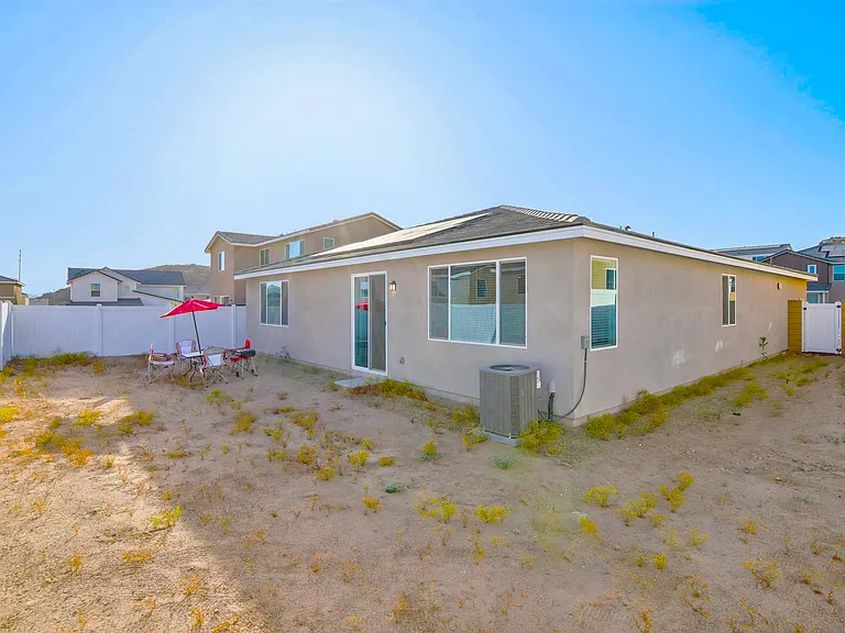 Relax in a spacious backyard, ideal for outdoor activities and gatherings!