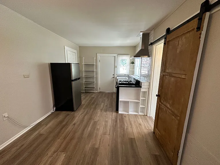 204 S Grand St — Photo 4
