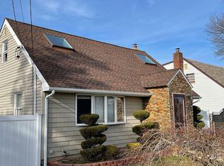 18 Genesee St, Hicksville, NY 11801