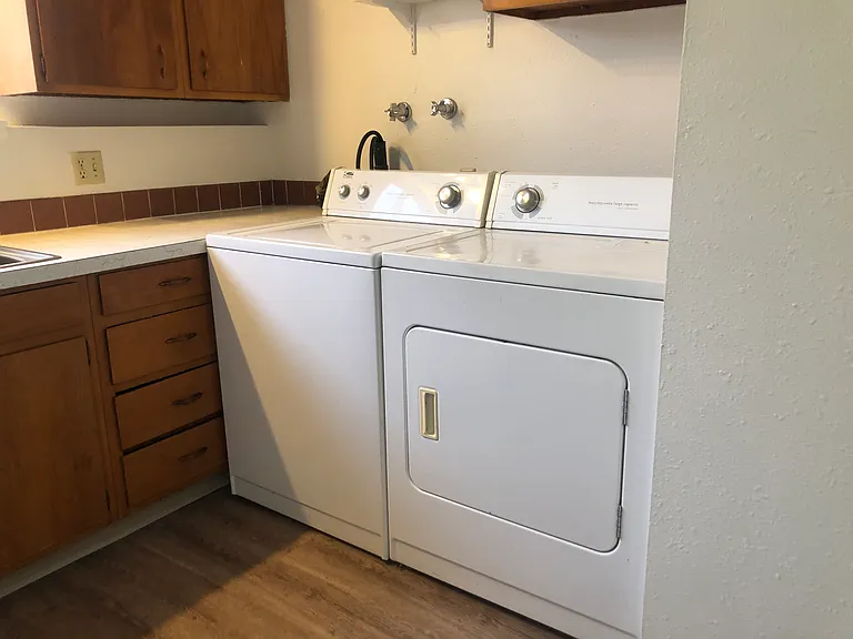 518 SW City View St #B — Photo 7