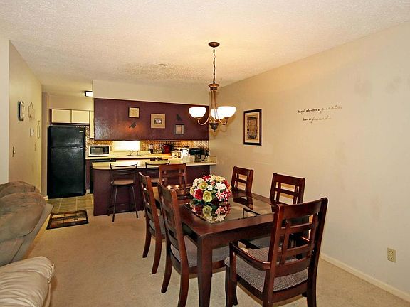 3rd image of 827 Coventry Ln