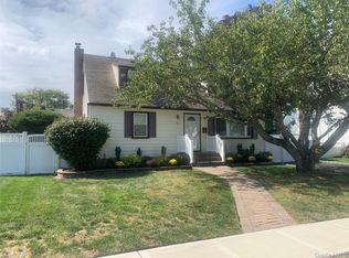18 Hitchcock Ln, Farmingdale, NY 11735