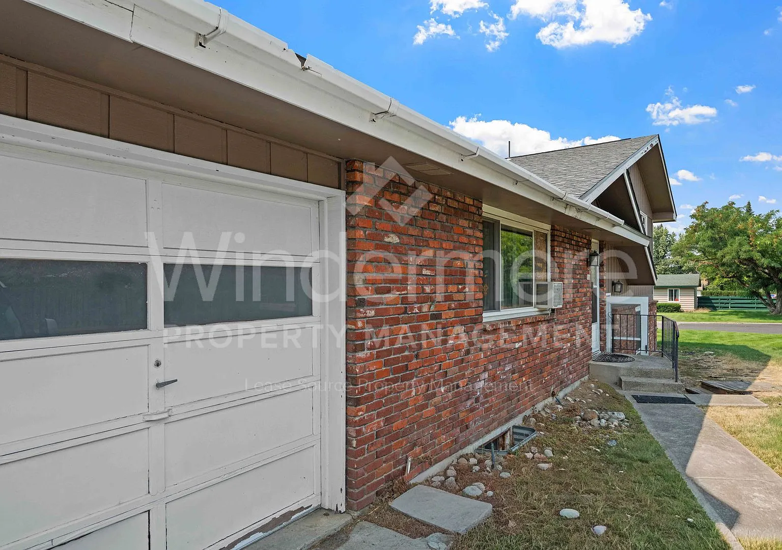 **Half off one month's rent 3 Bed 2 bath property centrally located in Spokane Valley — Photo 2