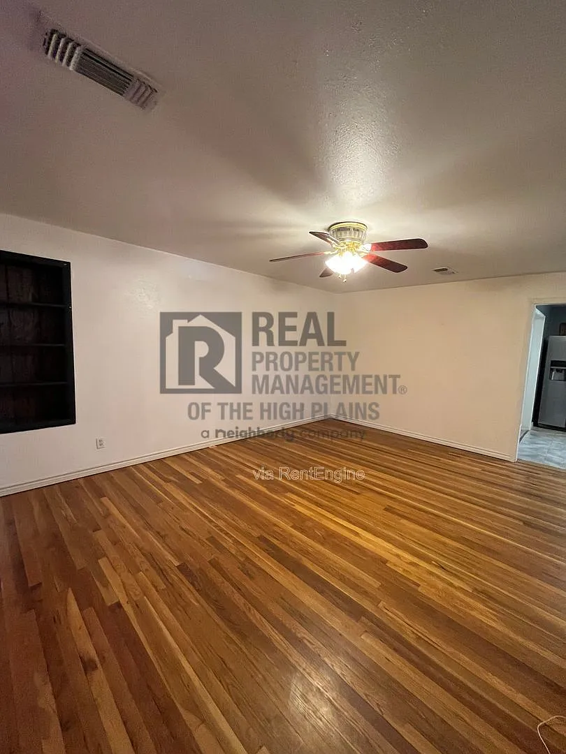 4 bed, 2.5 bath, 2914 sqft, $2,300 — Photo 4