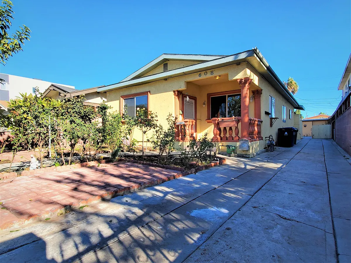 Building Photo - 608 N Serrano Ave