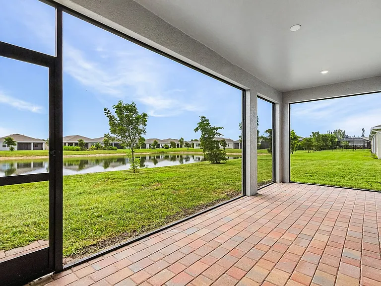 425 Coral Reef Pl — Photo 23