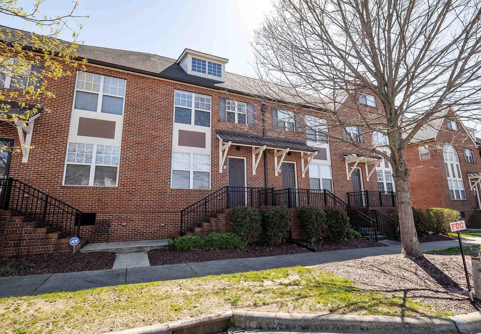 2 bed, 2.5 bath, 1386 sqft, $1,550 — Photo 2
