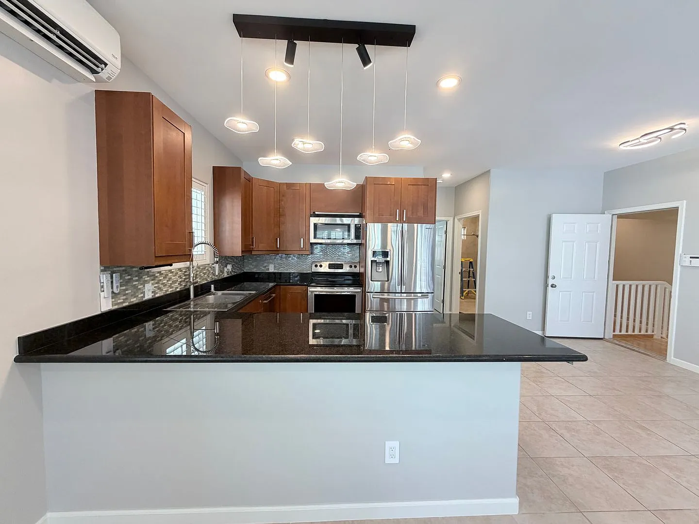 Newly Updated! 2 Bedroom 1 Bathroom 2 parking/storage/3 split Acs in Kaimuki 18th Ave! — Photo 2