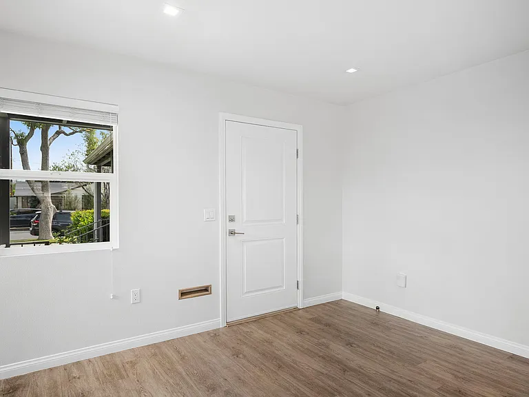 609 N Fairview St — Photo 3