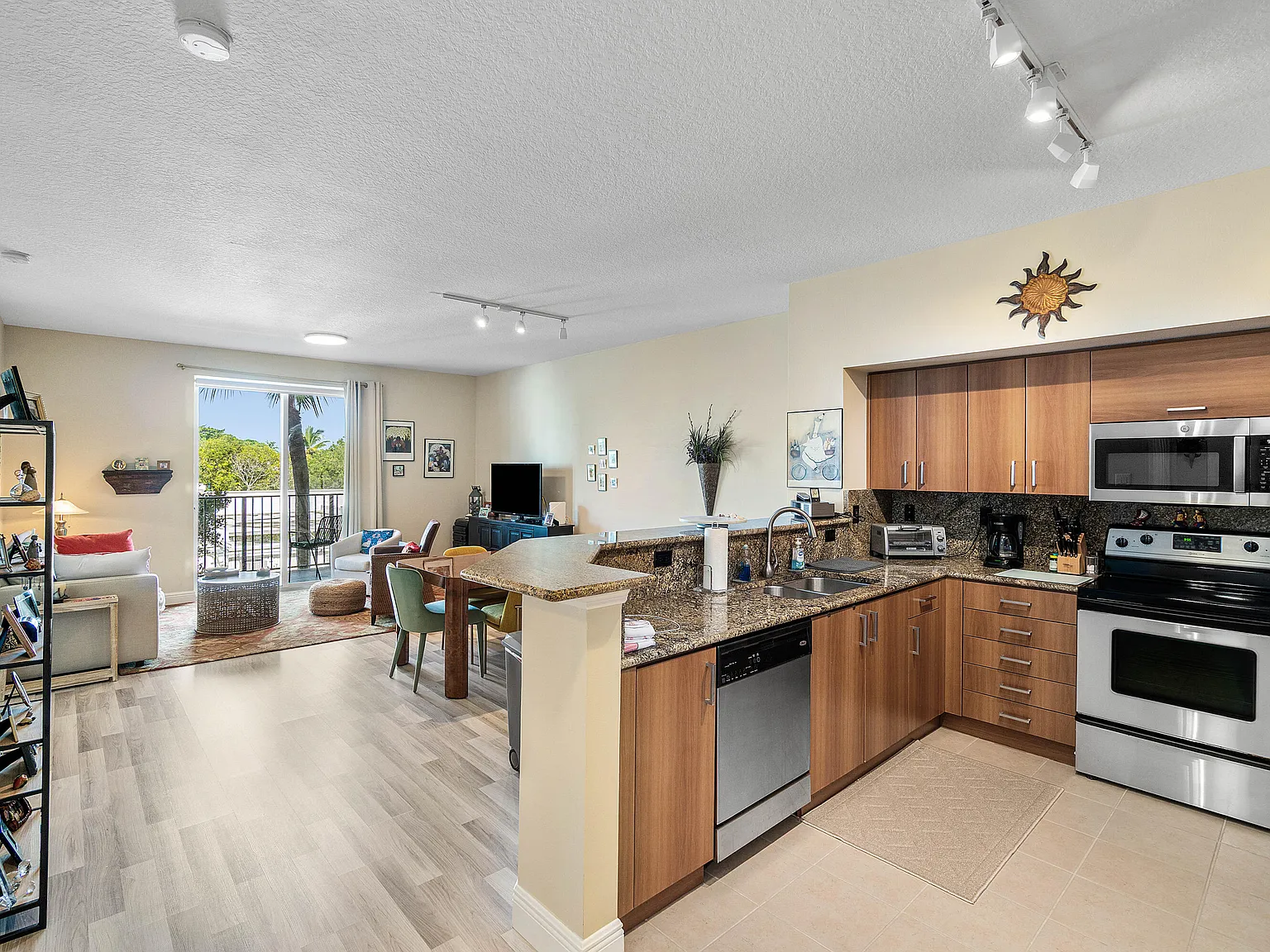 1 bed, 1.0 bath, 864 sqft, $3,000 — Photo 2