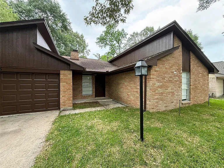2075 Little Cedar Dr — Photo 3