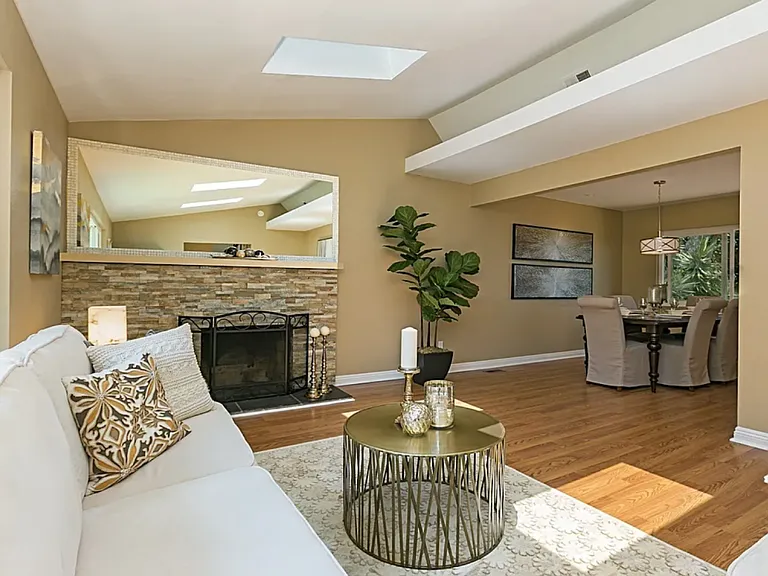 5881 Desert View Dr — Photo 4