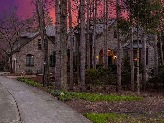 2nd image of 1785 Yosemite Dr