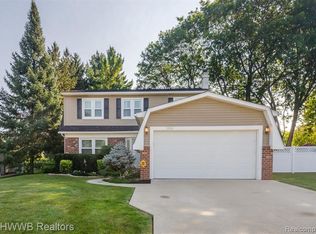 22616 Heatherwoode Dr, Novi, MI 48375